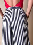 Pantalone gaucho a righe verticali bianco e blu con abbottonatura laterale asimmetrica