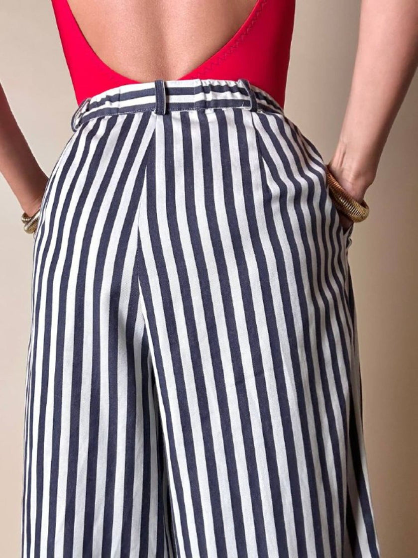 Pantalone gaucho a righe verticali bianco e blu con abbottonatura laterale asimmetrica
