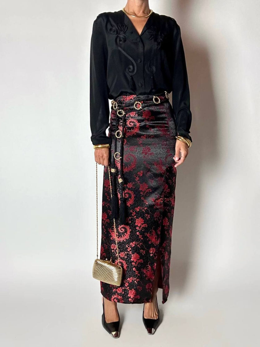 Gonna lunga a tubino in raso jacquard nero e rosso fantasia floreale