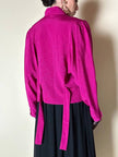 Camicia in crepe color ciclamino con spilla a forma di rosa e bottoni gioiello “Dorette”