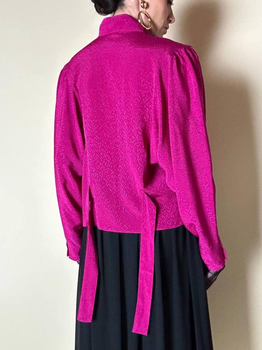Camicia in crepe color ciclamino con spilla a forma di rosa e bottoni gioiello “Dorette”