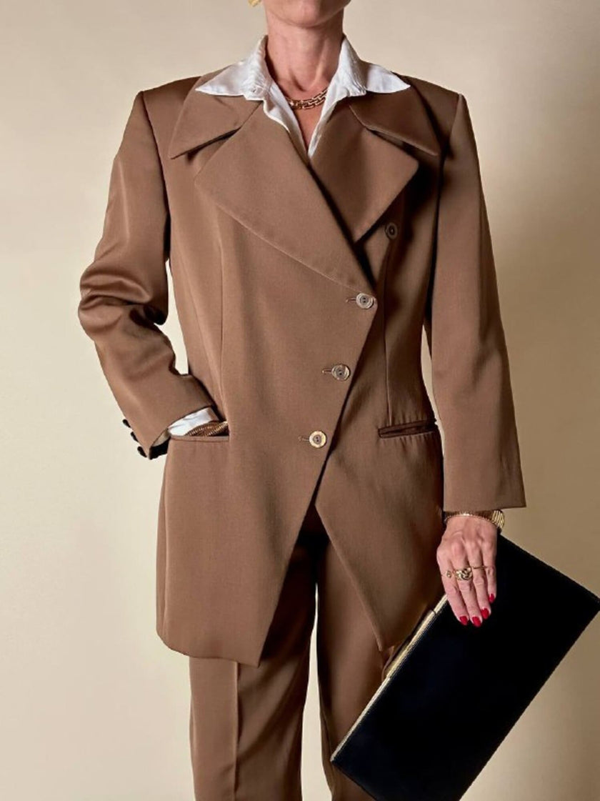 Tailleur giacca/pantalone in rasato di lana color caramello “Byblos”