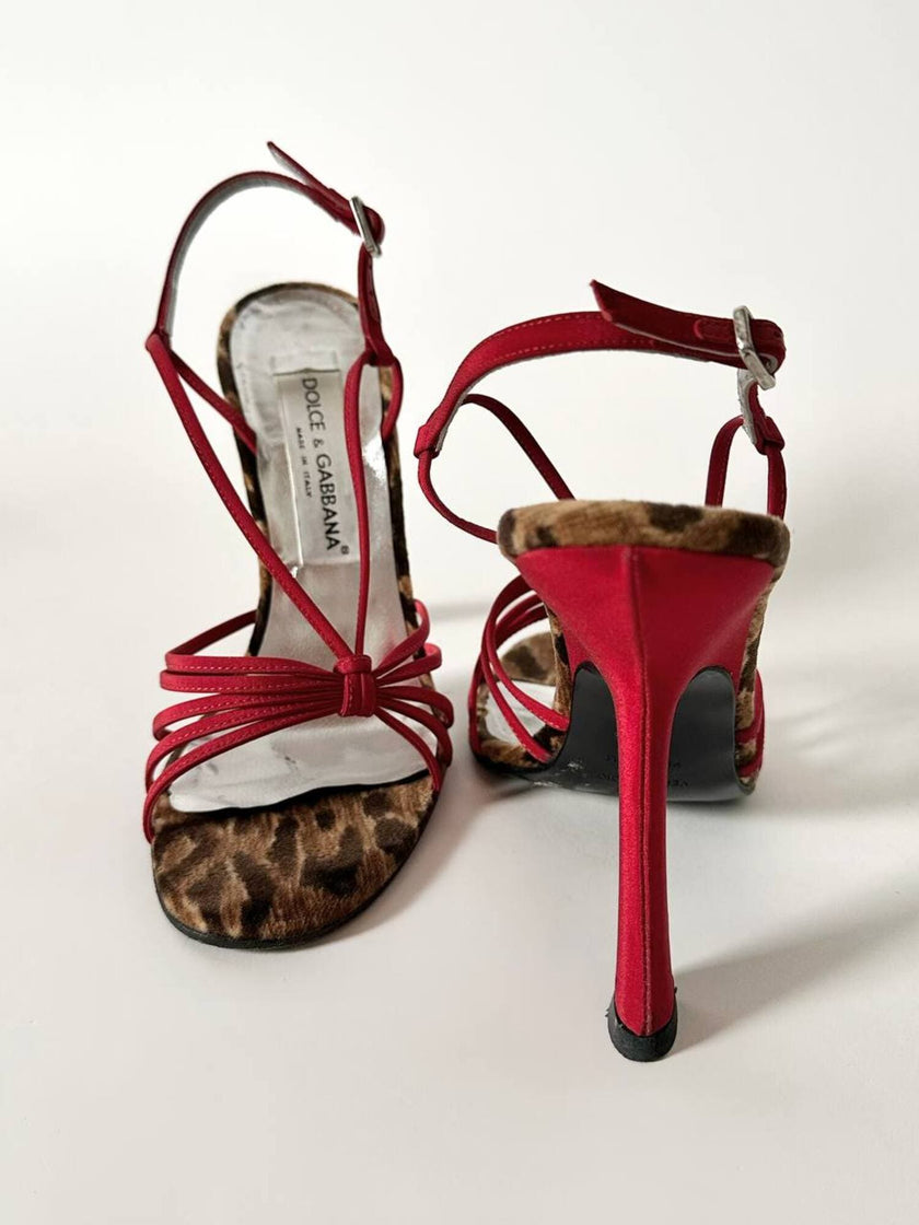 Sandalias vintage Dolce & Gabbana en crepé rojo y terciopelo con estampado de leopardo