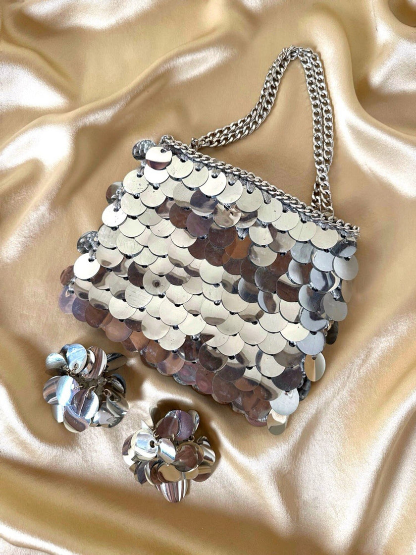 Parure composta da clip e mini bag in paillettes argento