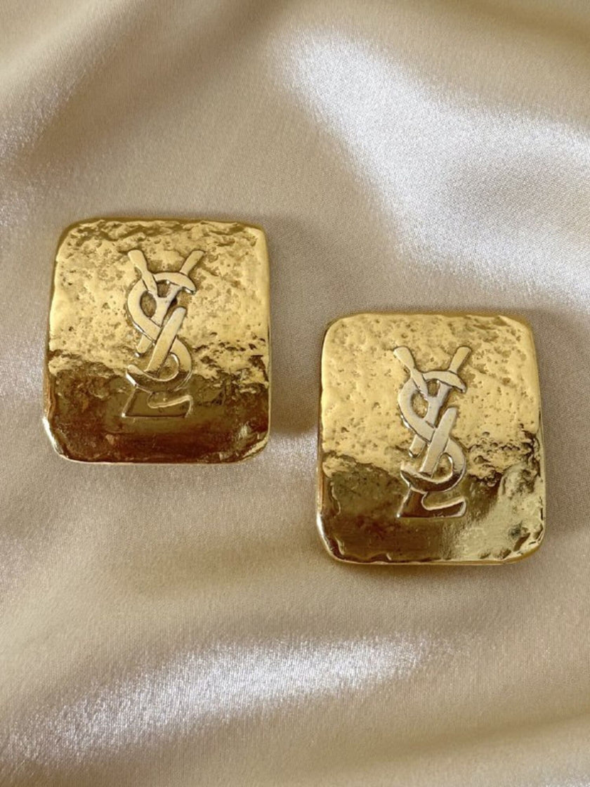 Maxi orecchini a clip dorati con logo YSL 