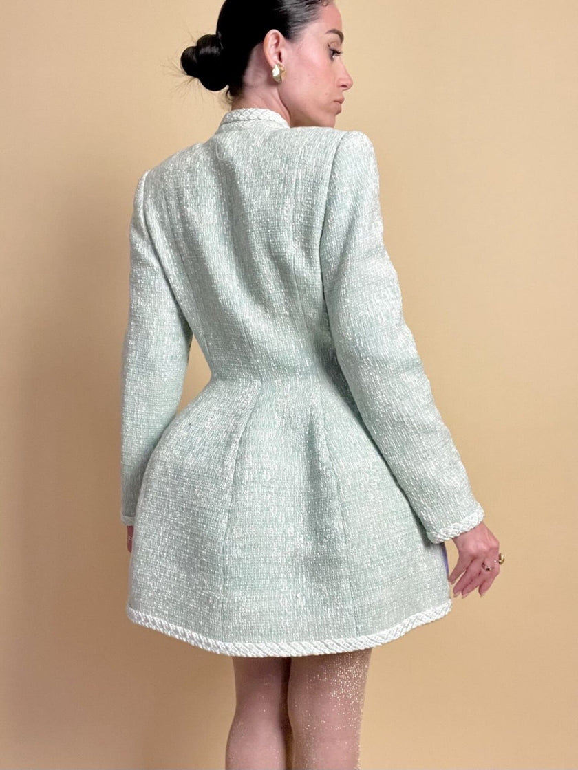 Tailleur sartoriale haute couture in tweed verde acqua marina con maxi bottoni gioiello