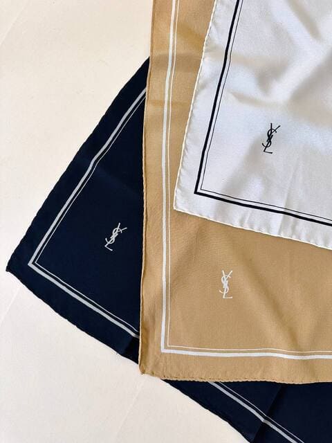 Foulard vintage Yves Saint Laurent in seta biscotto con profili e logo bianchi