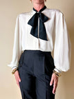 Camicia bianca e nera con dettaglio plissé e fiocco al collo “Lanvin”