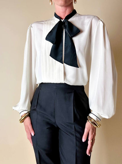 Camicia bianca e nera con dettaglio plissé e fiocco al collo “Lanvin”