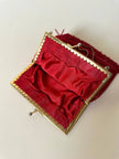 Borsetta vintage di perline rosse con frangia sul fondo