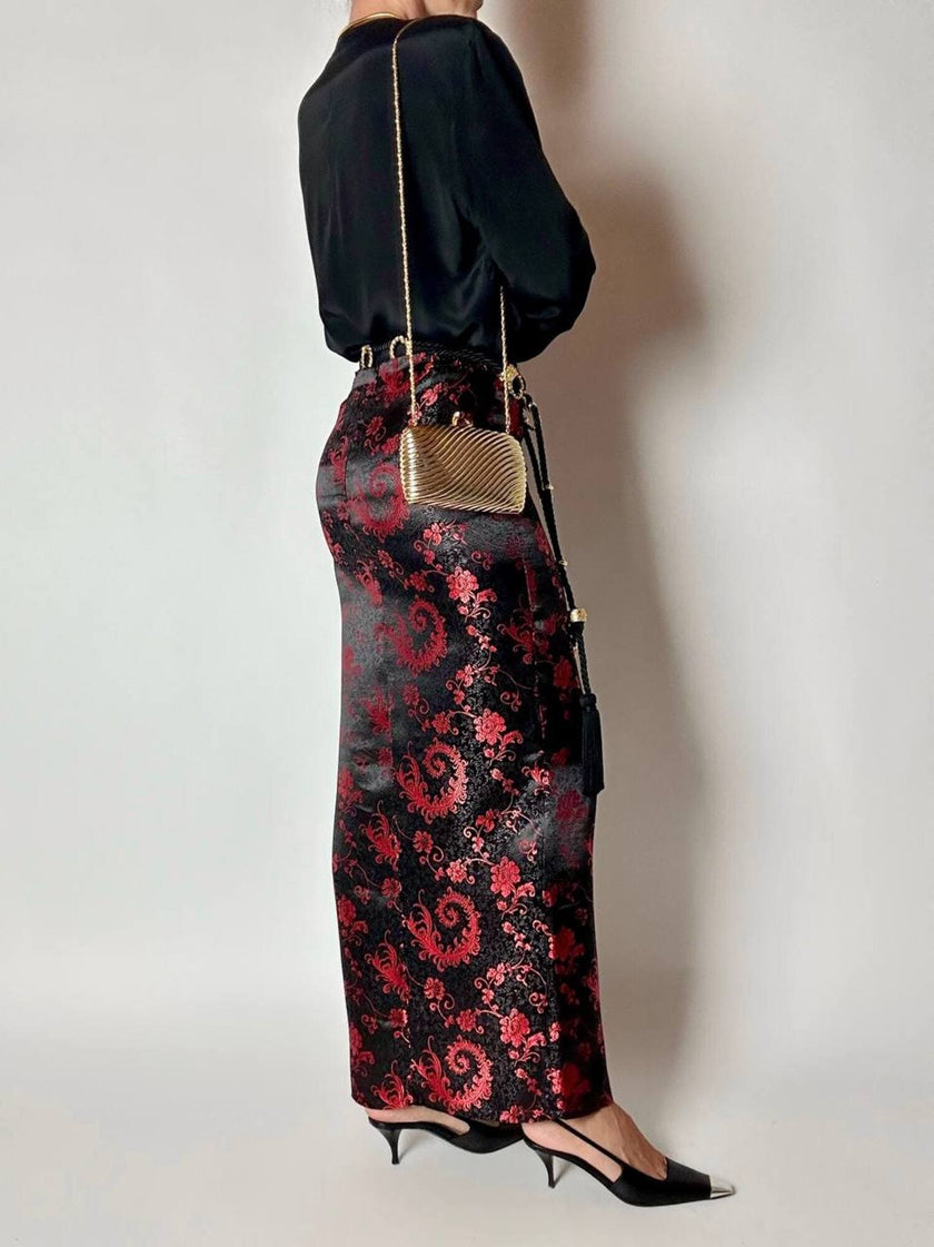 Gonna lunga a tubino in raso jacquard nero e rosso fantasia floreale
