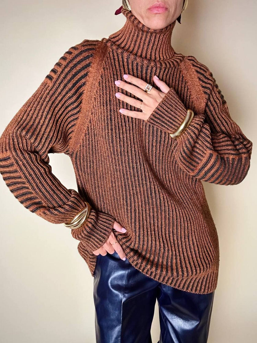 Dolcevita oversize con maxi collo in misto lana a coste larghe ruggine e nero