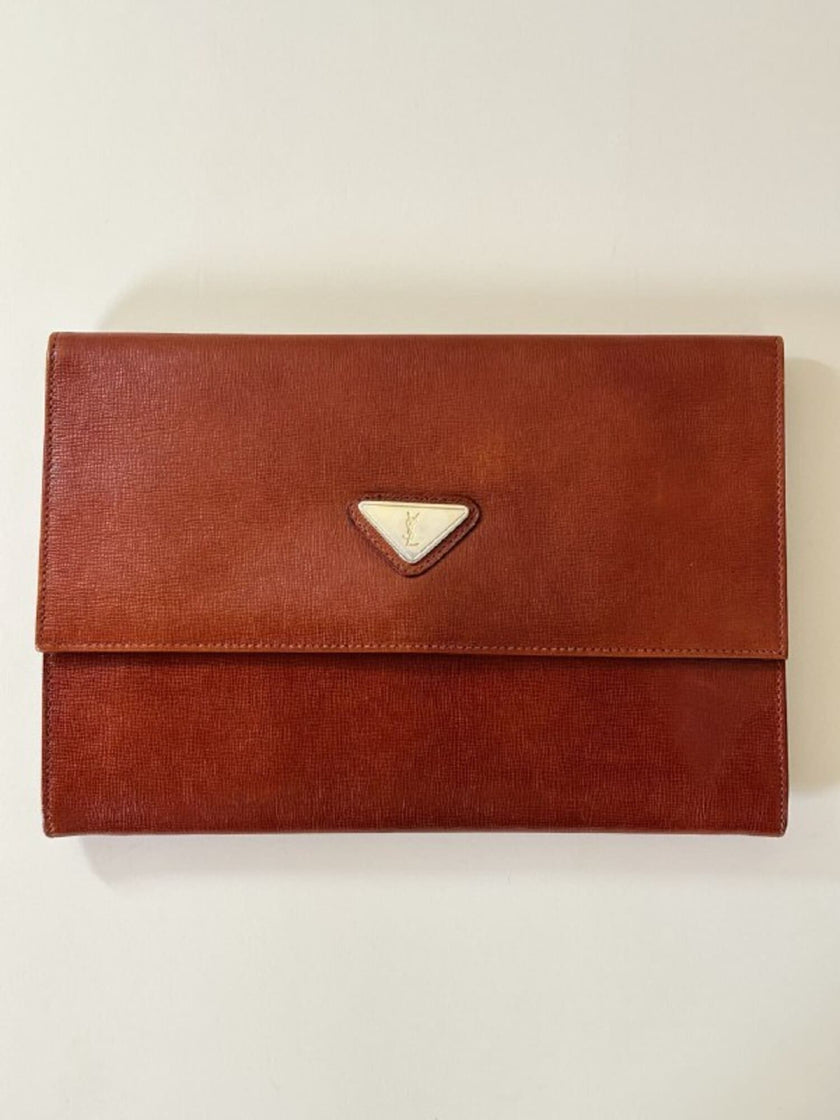 Pochette Yves Saint Laurent in saffiano color cuoio con accessorio logato oro