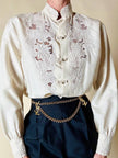 Chemise en soie ivoire brodée à la main avec de précieux brandebourgs