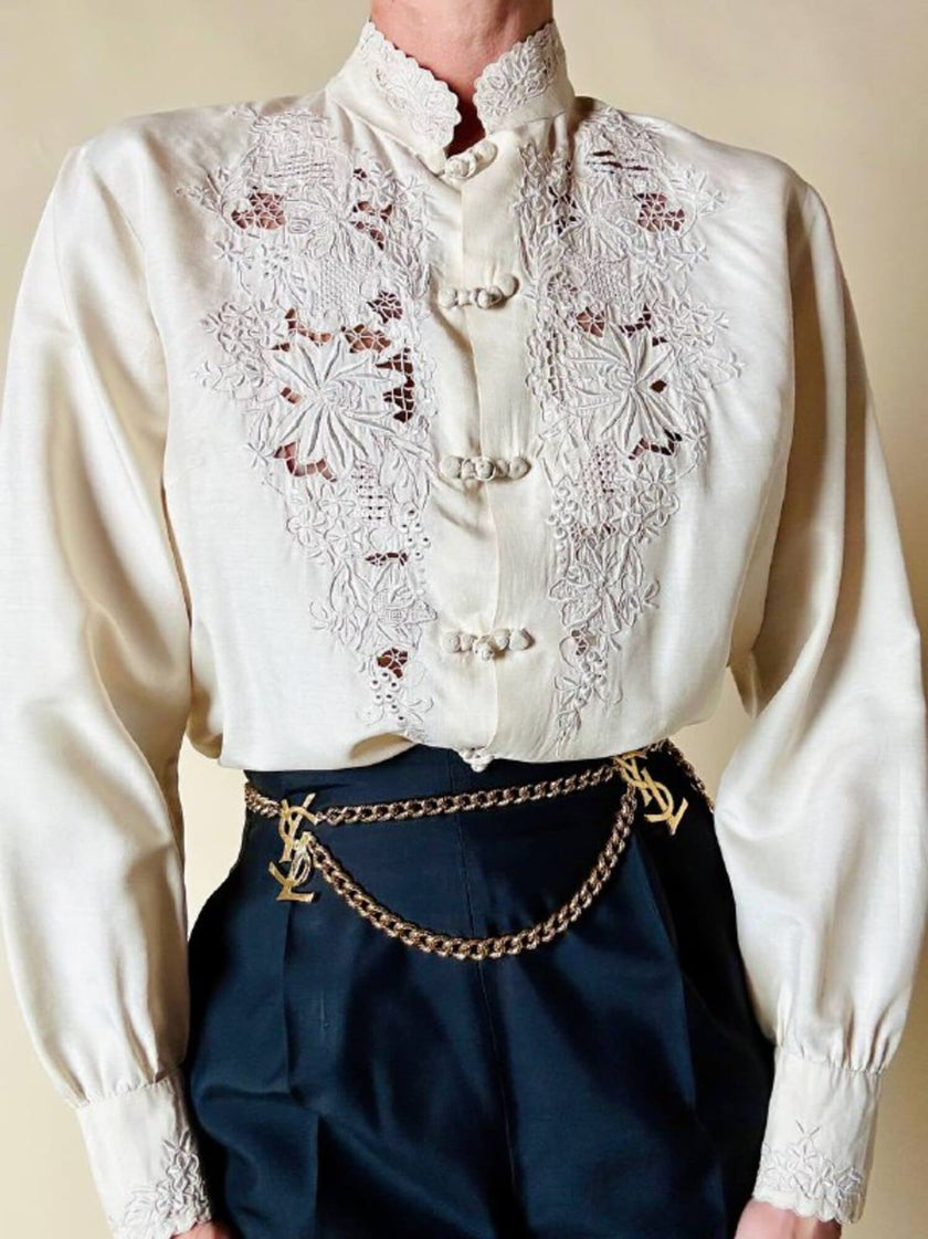 Chemise en soie ivoire brodée à la main avec de précieux brandebourgs