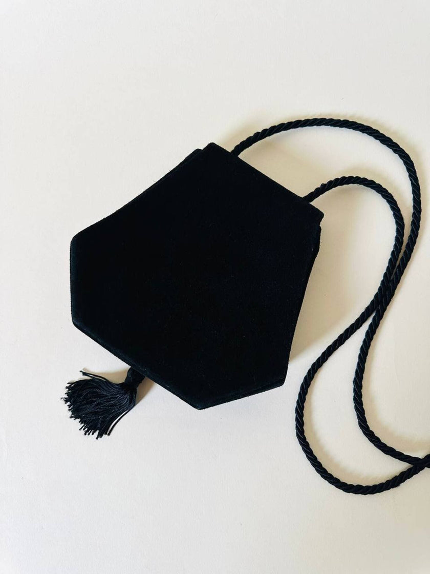 Hexagonaler Bandolier aus schwarzem Veloursleder mit „Yves Saint Laurent“ Couture-Quaste