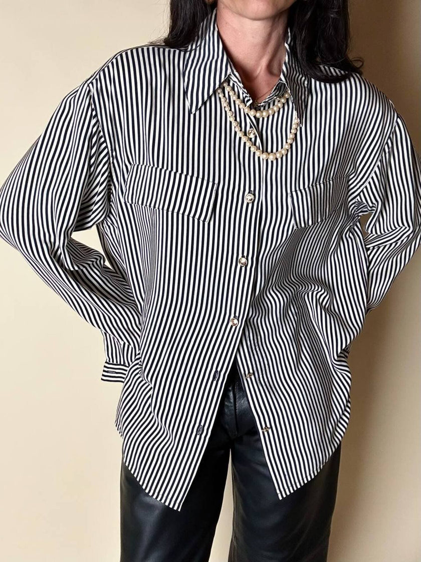 Vintage-Bluse aus weiß-schwarzer gestreifter Seide mit goldenen Knöpfen