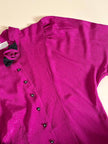 Camicia in crepe color ciclamino con spilla a forma di rosa e bottoni gioiello “Dorette”