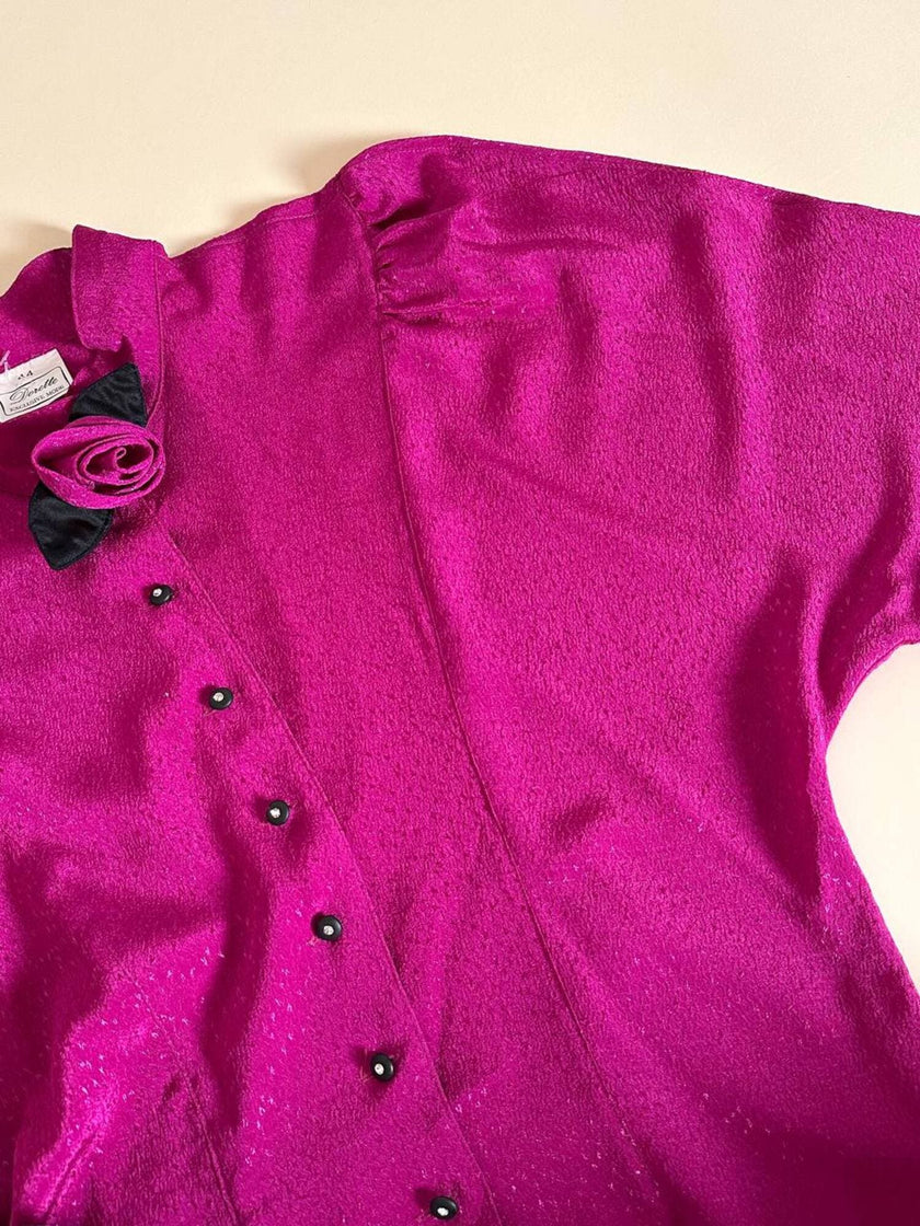 Camicia in crepe color ciclamino con spilla a forma di rosa e bottoni gioiello “Dorette”