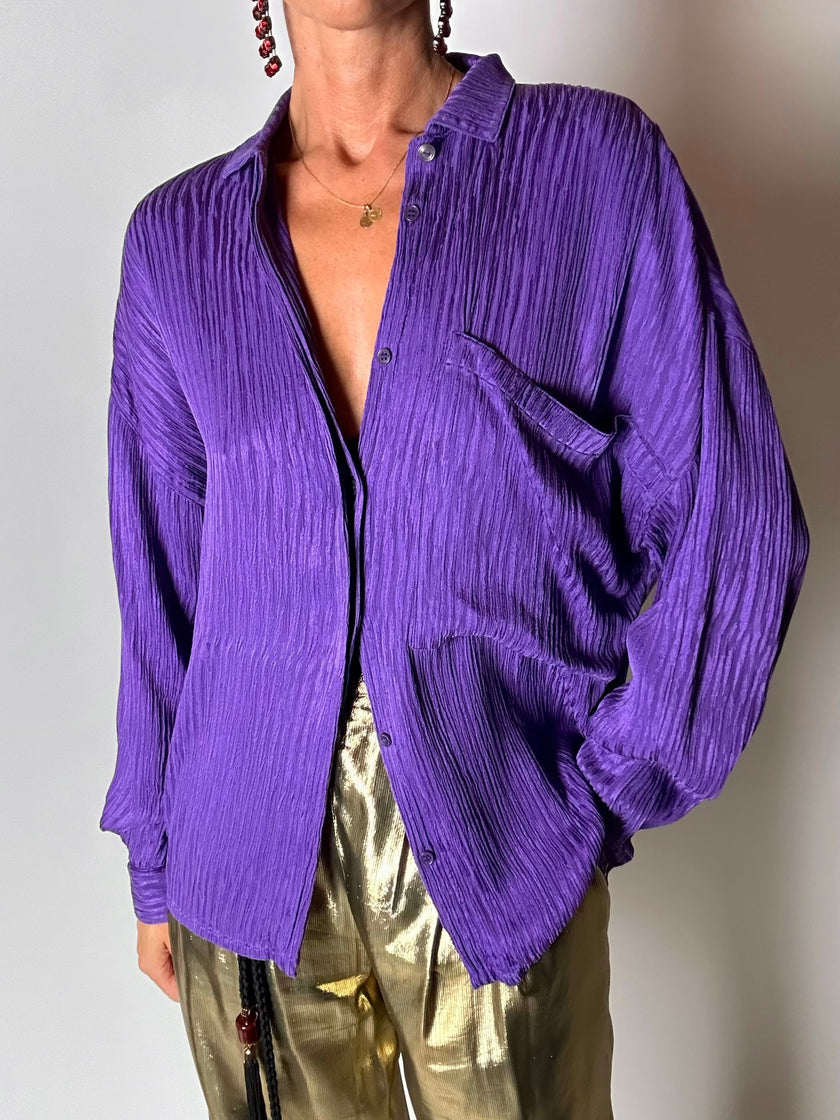 Camicia vintage Gianni Versace in seta goffrata viola con maxi tasca
