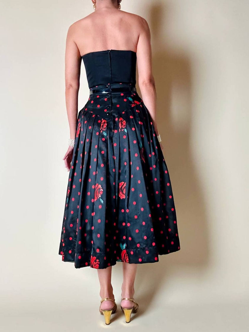 Gonna a ruota in organza jacquard nera a pois rossi con rose rosse dipinte