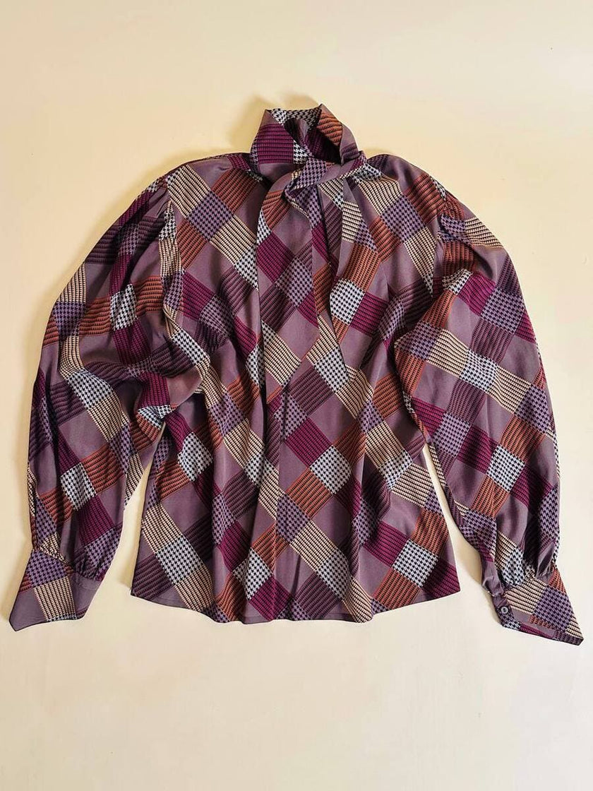 Bluse mit Schleifenkragen aus gemusterter Seide mit Rauten- und Hahnentritt-Details