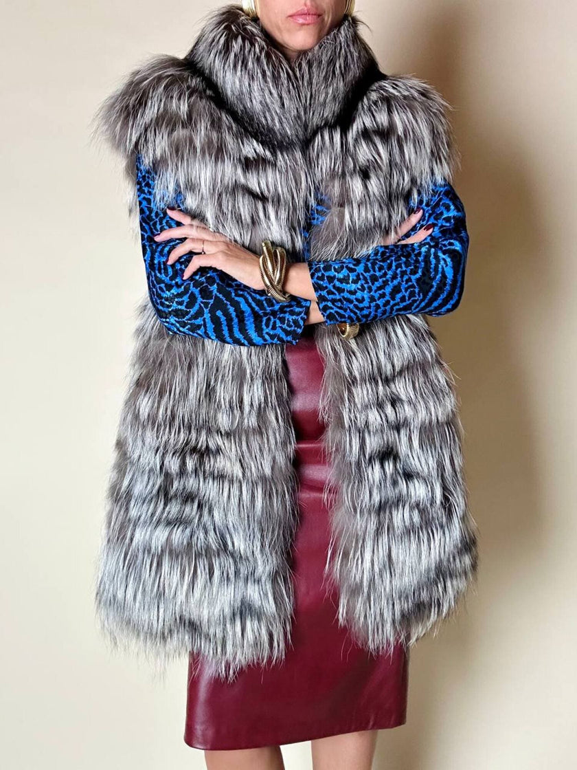 Gilet lungo in volpe argentata con rifiniture in pelle nera