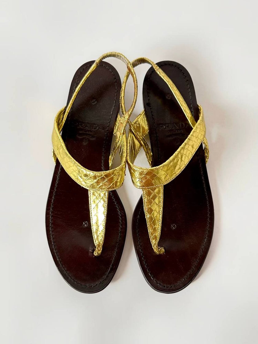 Sandali infradito vintage Prada in serpente oro con suola in cuoio marrone