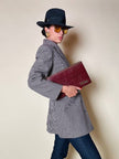 Pochette a quaderno in pelle bordeaux stampa coccodrillo “Moschino”