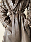 Trench doppiopetto in pelle color fango con interno imbottito