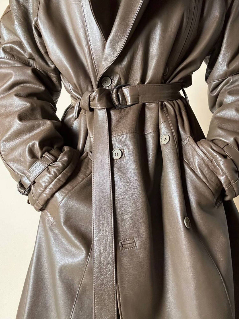Trench doppiopetto in pelle color fango con interno imbottito