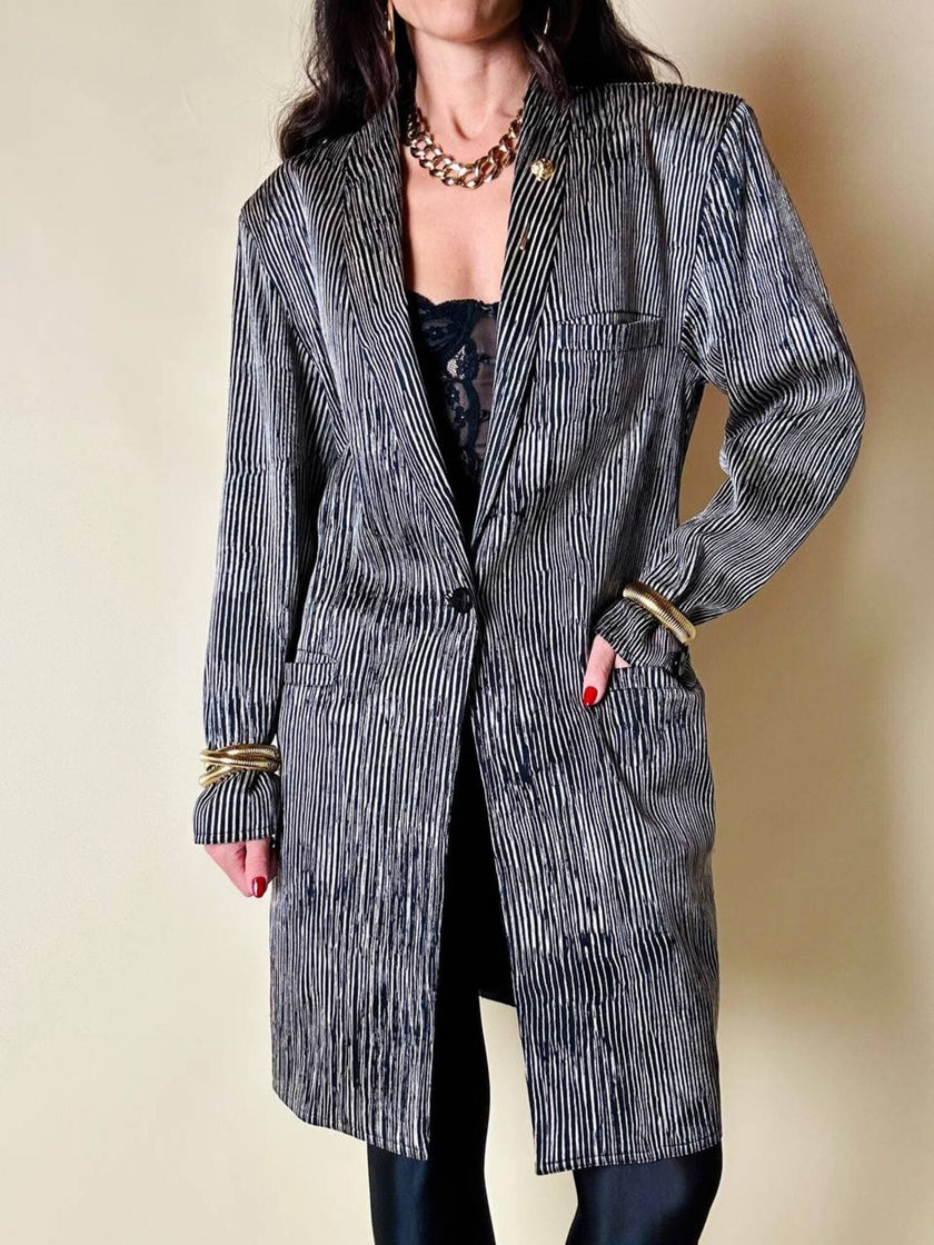Blazer lungo in raso di seta a righe bianche e nere “Gianni Versace”