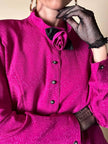 Camicia in crepe color ciclamino con spilla a forma di rosa e bottoni gioiello “Dorette”