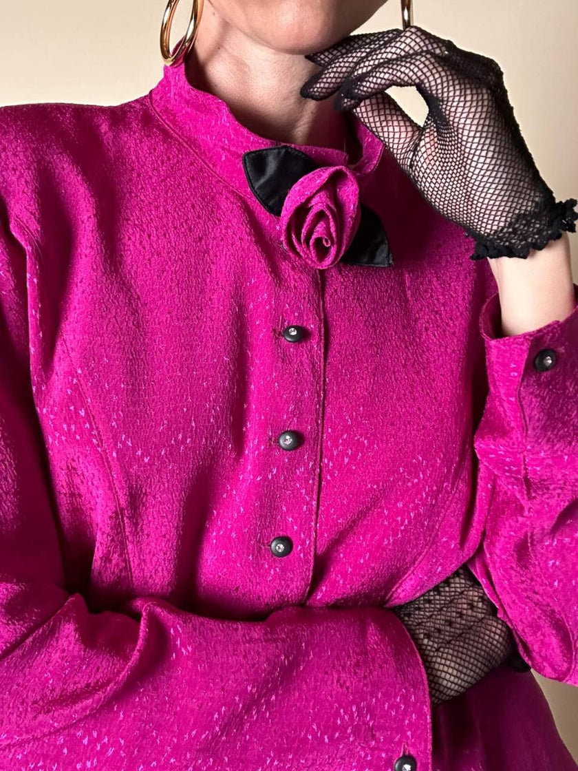 Camicia in crepe color ciclamino con spilla a forma di rosa e bottoni gioiello “Dorette”