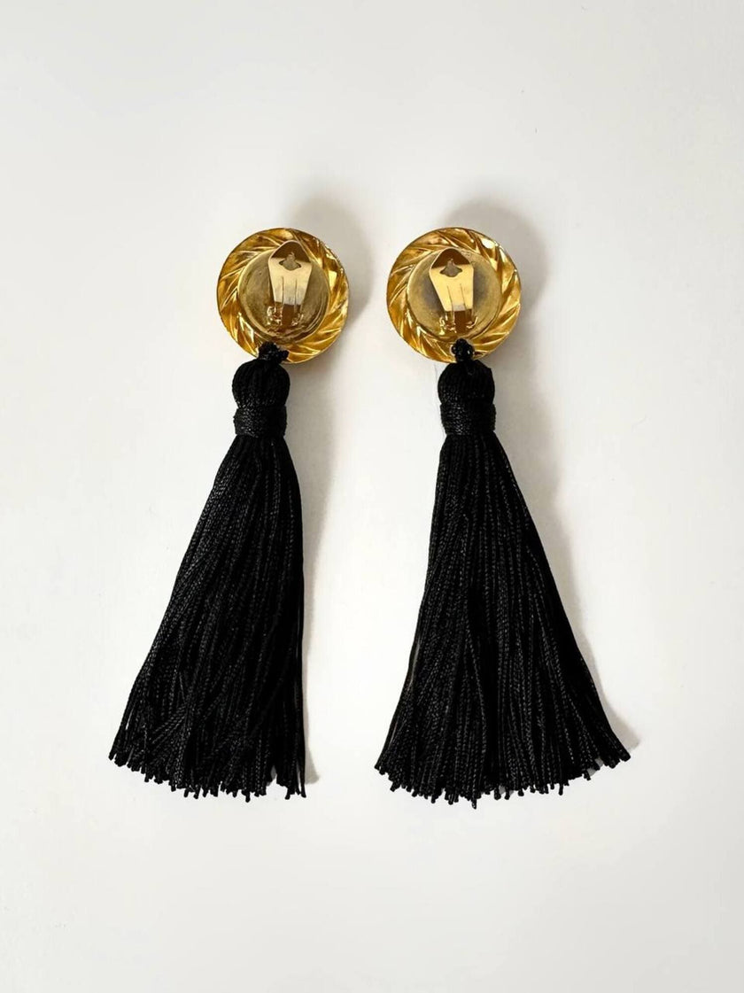 Maxi orecchini a clip con nappe couture nere e dettagli dorati