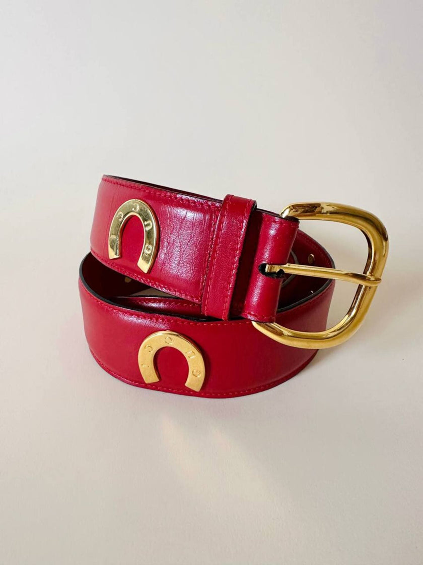 Cintura Gucci in pelle rossa con borchie a ferro di cavallo