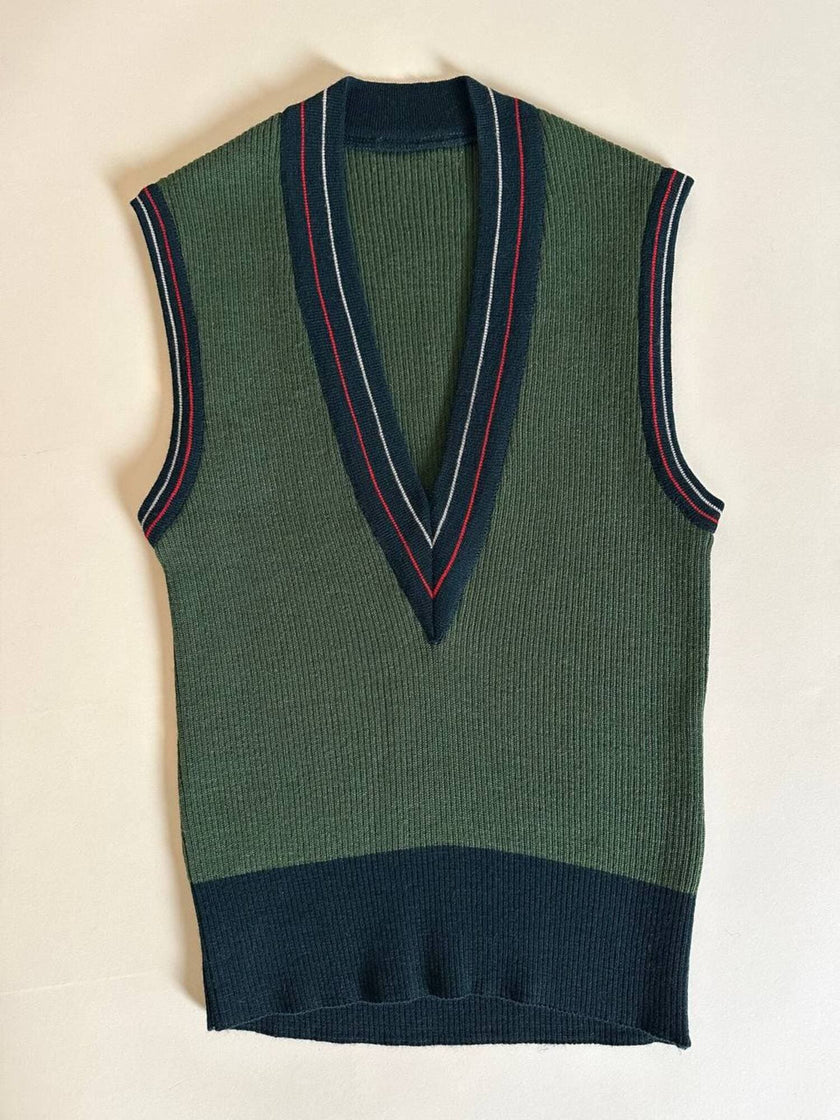 Gilet in lana verde prato con scollo a V e profili a contrasto verde bosco