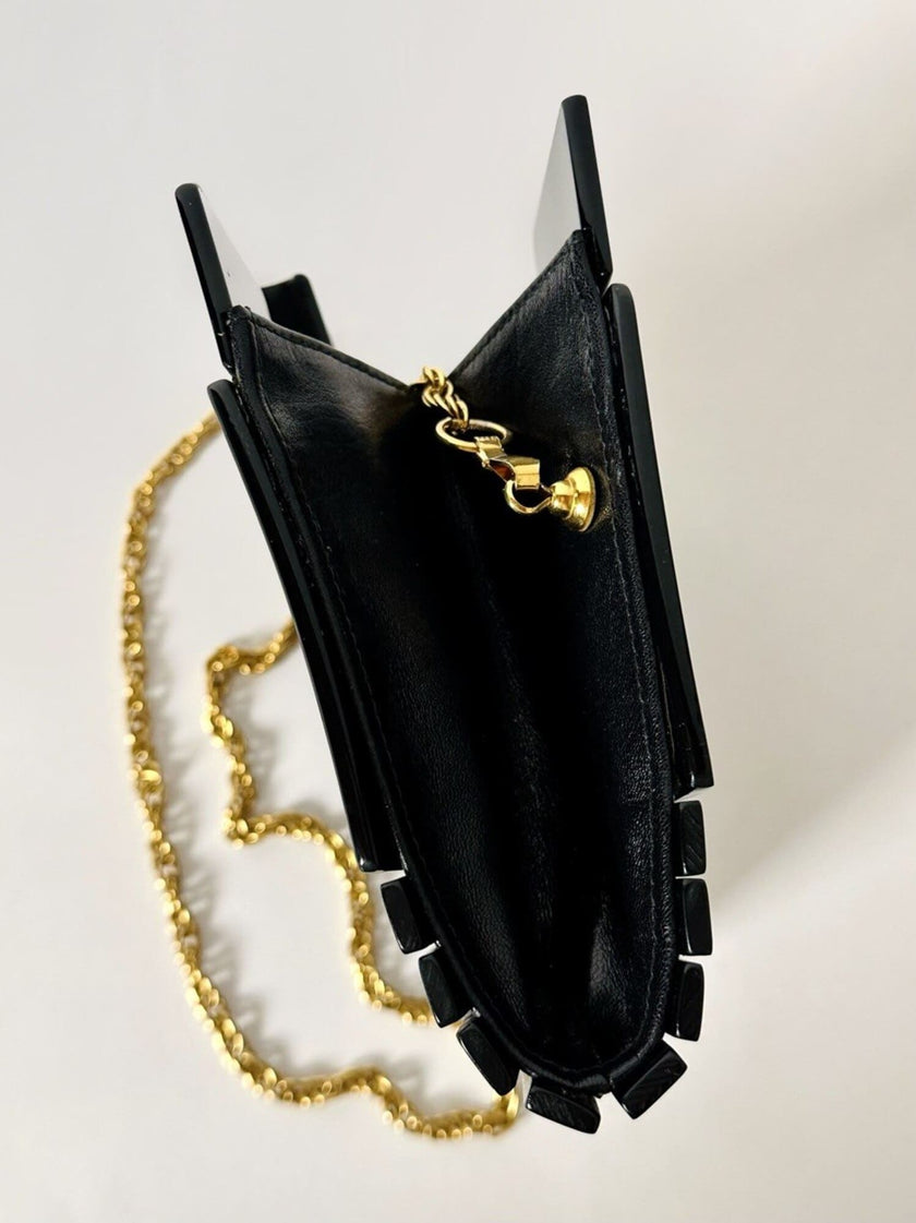 Borsa vintage Fendi in lucite nera con logo inciso e tracolla a catena dorata