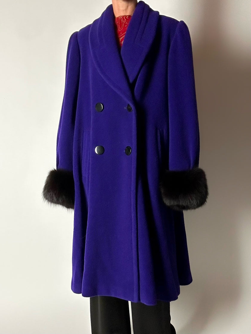 Cappotto vintage blu violaceo in lana con polsi in pelliccia di volpe nera