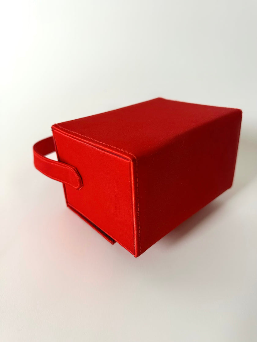 Mini bag vintage Versace Profumi in raso rosso con borchia medusa