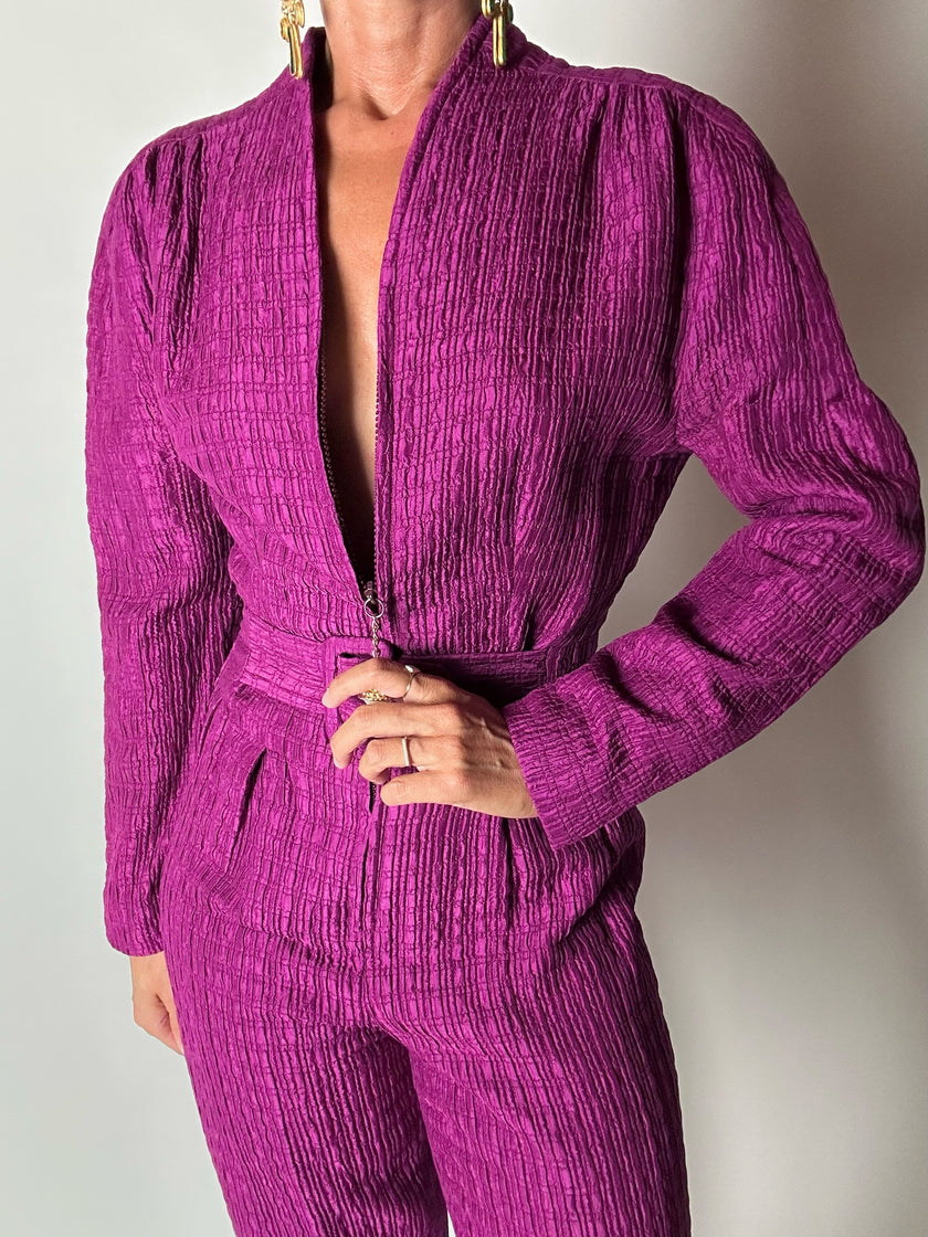 Jumpsuit vintage sartoriale in seta goffrata viola con cinturino in vita