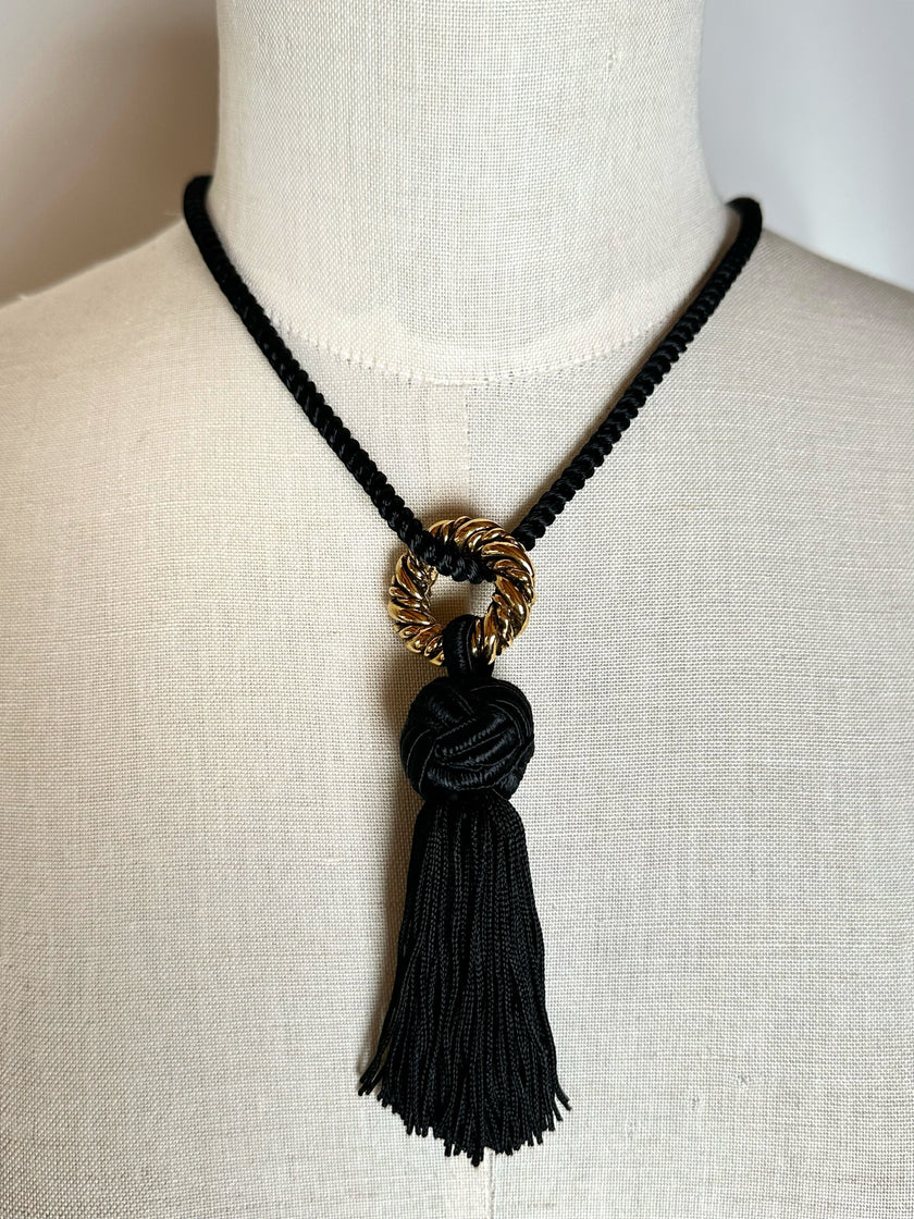 Collana vintage con nappina nera e anello dorato torchon