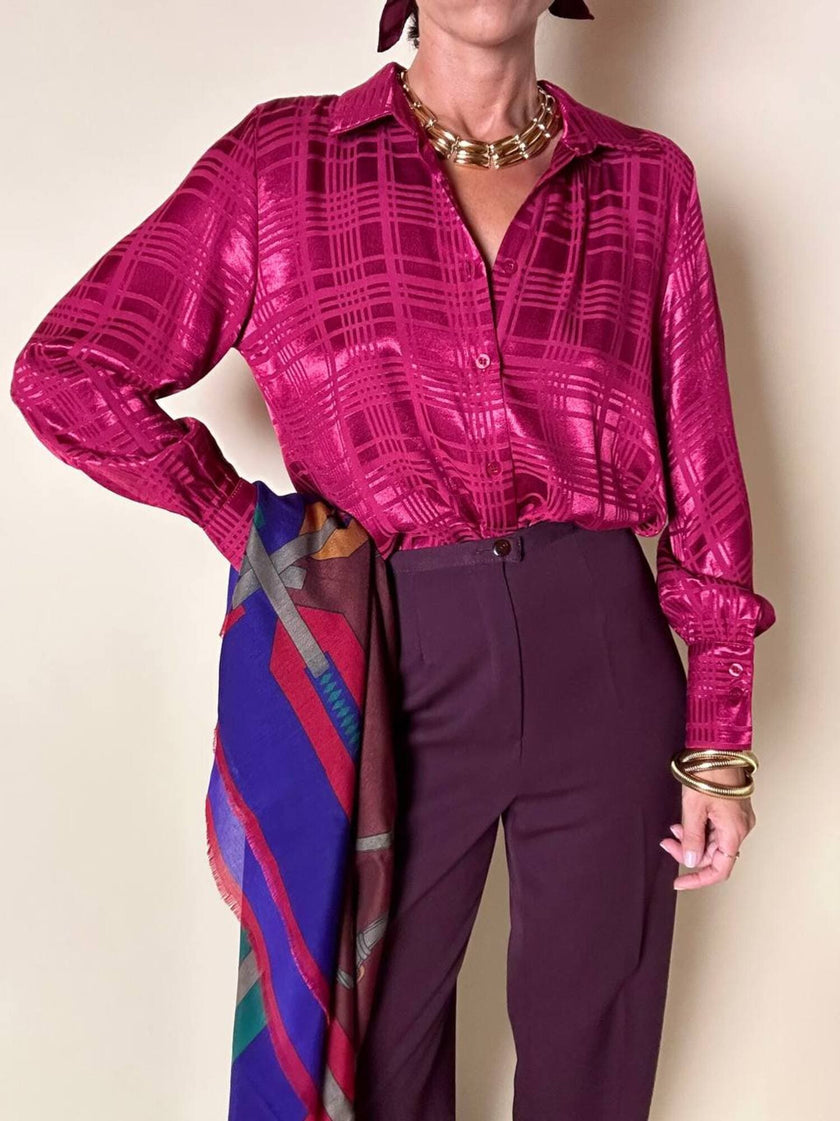 Camicia in raso jacquard a fantasia geometrica color amarena