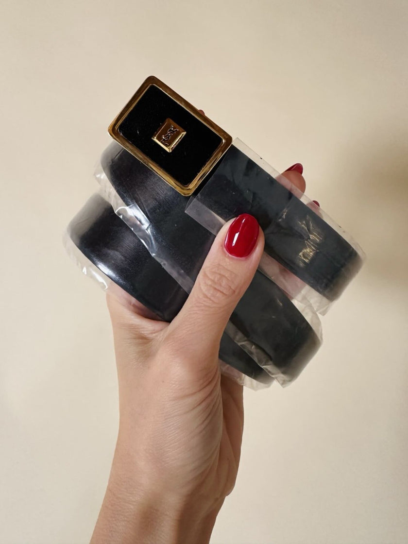 Cintura in pelle nera con fibbia rettangolare dorata “Yves Saint Laurent”