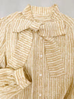 Camicia sartoriale in seta panna fantasia beige con nastro a collo