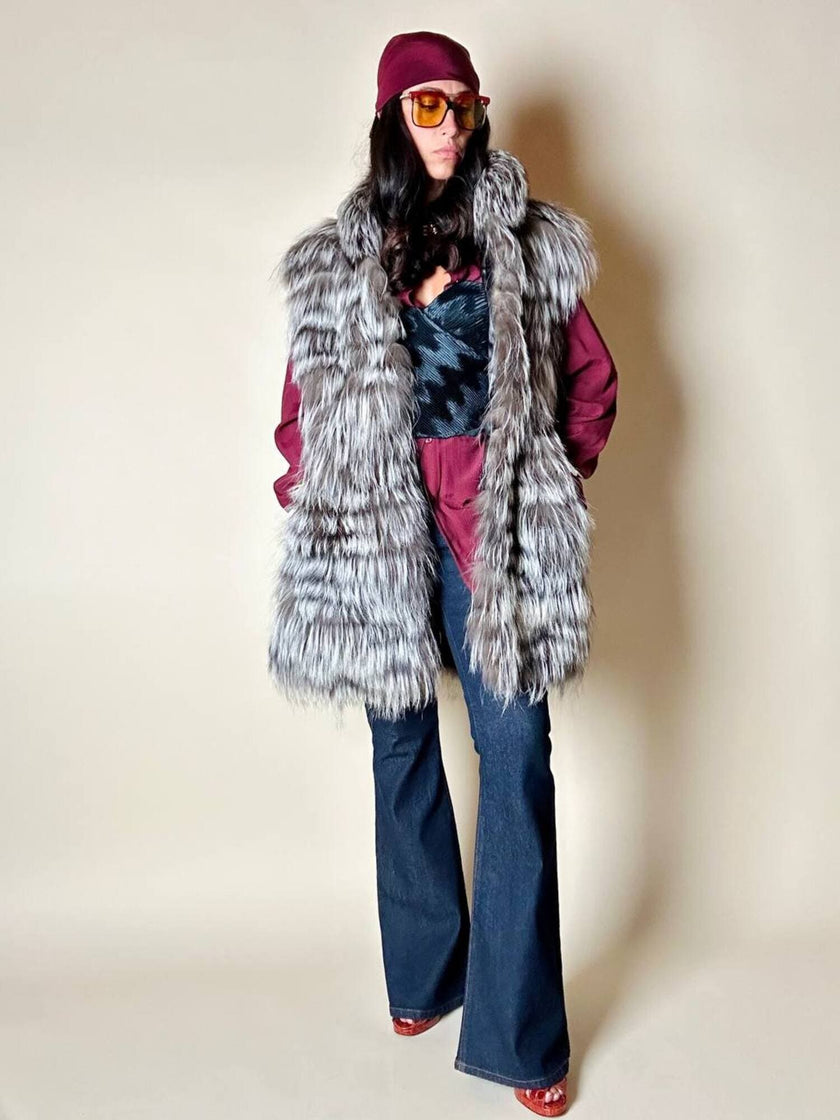 Gilet lungo in volpe argentata con rifiniture in pelle nera