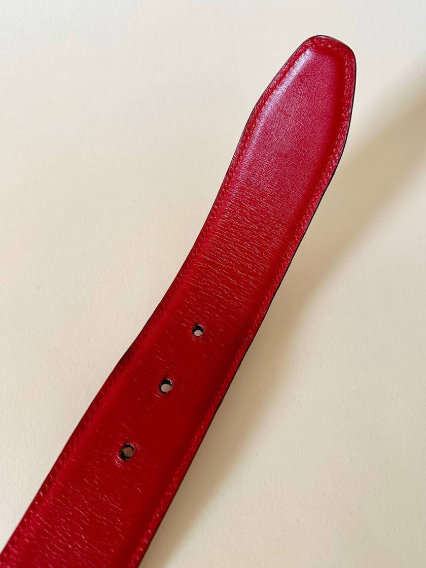Cintura Gucci in pelle rossa con borchie a ferro di cavallo