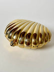 Clutch vintage Scheilan realizzata in metallo oro a forma di conchiglia con maxi nappa couture
