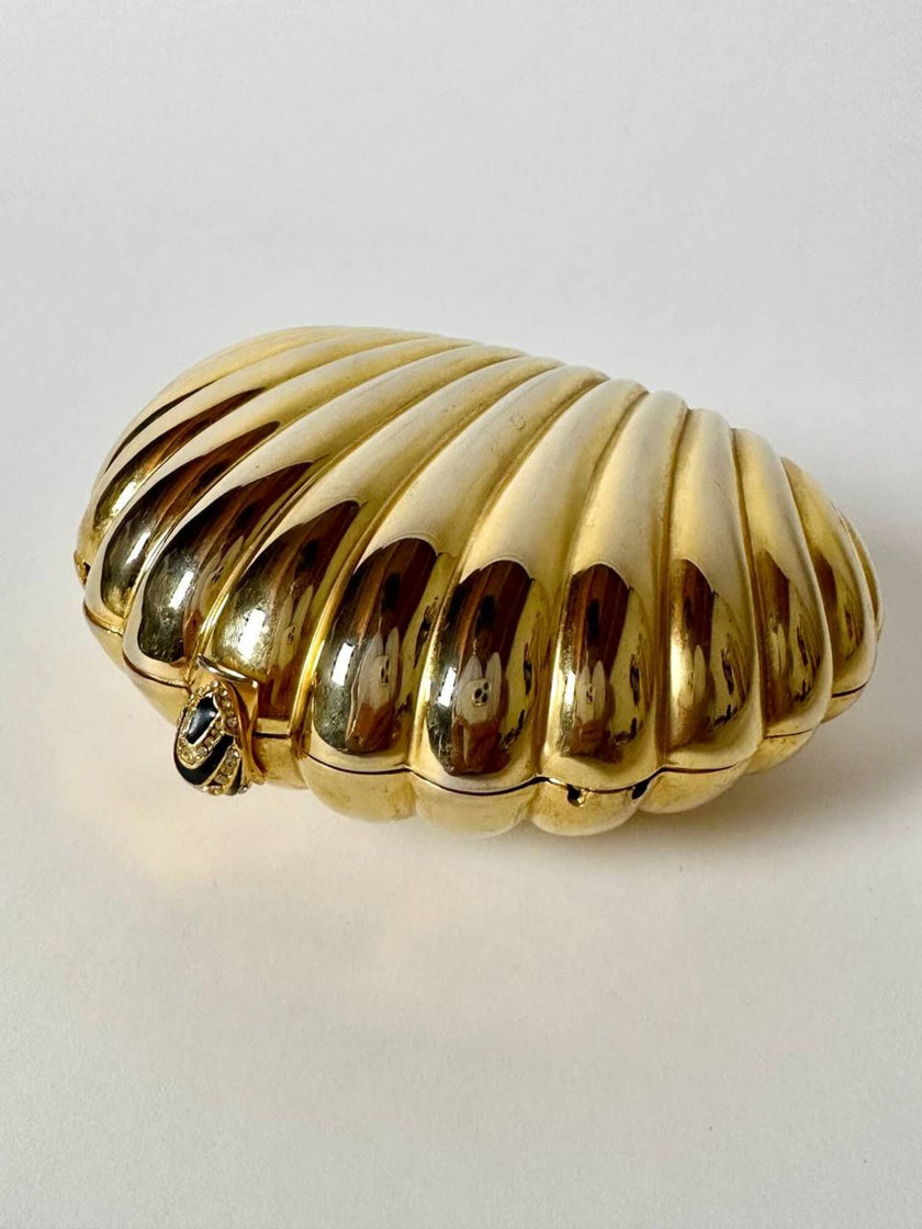 Clutch vintage Scheilan realizzata in metallo oro a forma di conchiglia con maxi nappa couture