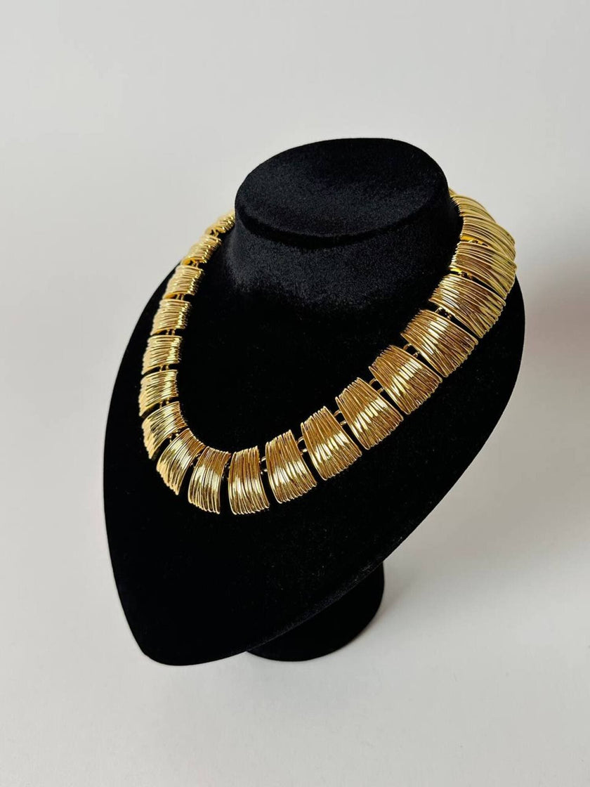 Collier vintage oro con elementi geometrici striati